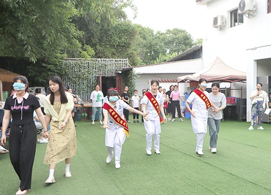 【成都癲癇病醫(yī)院】【天使在身邊】5月12日，成都神康癲癇醫(yī)院國際護(hù)士節(jié)戶外團(tuán)建紀(jì)實(shí)